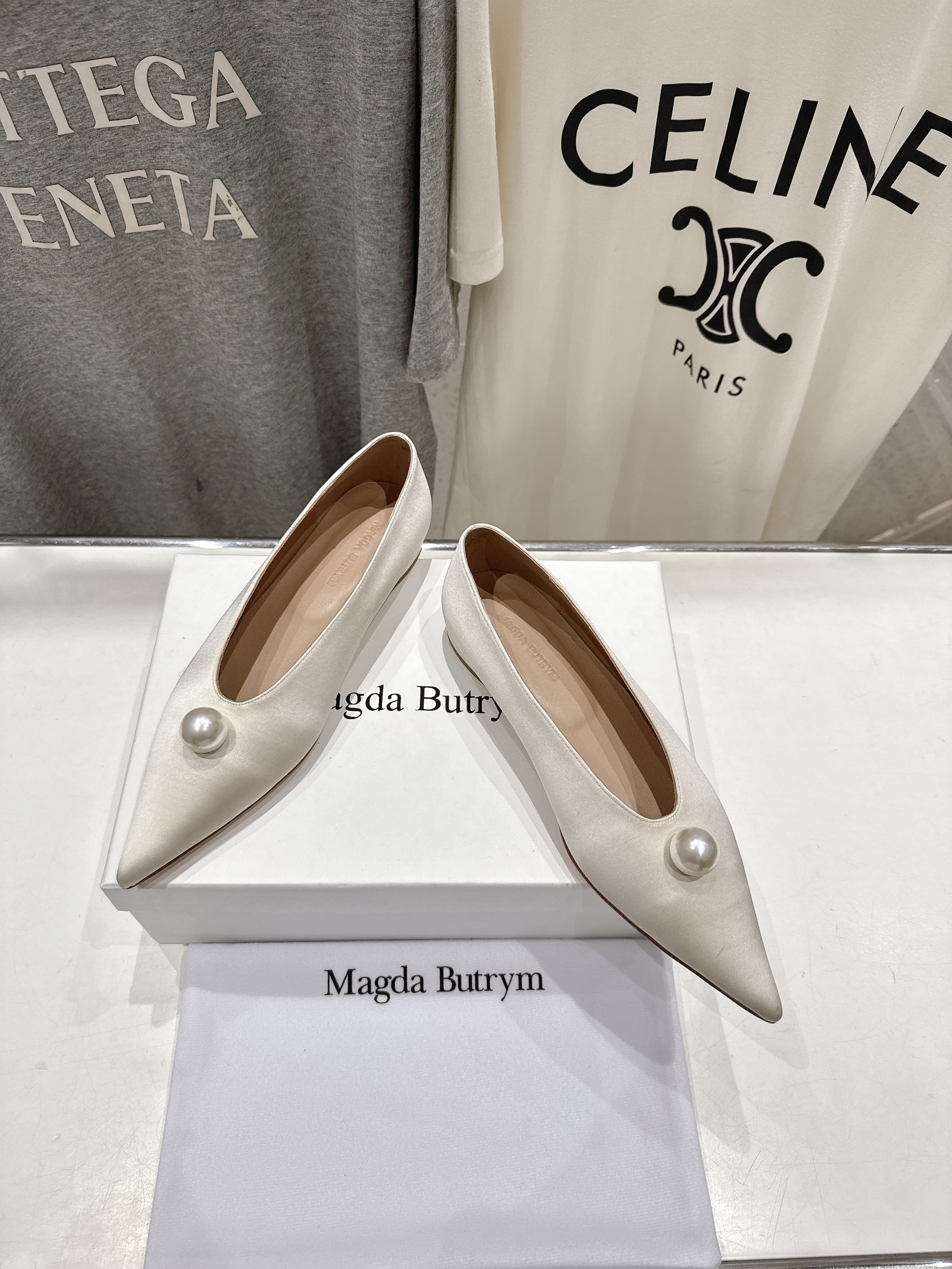 高版本出厂
 Magda Butrym新款尖头珍珠缎面芭蕾舞鞋平底单鞋 
简约优雅的轮廓，整体采用经典的