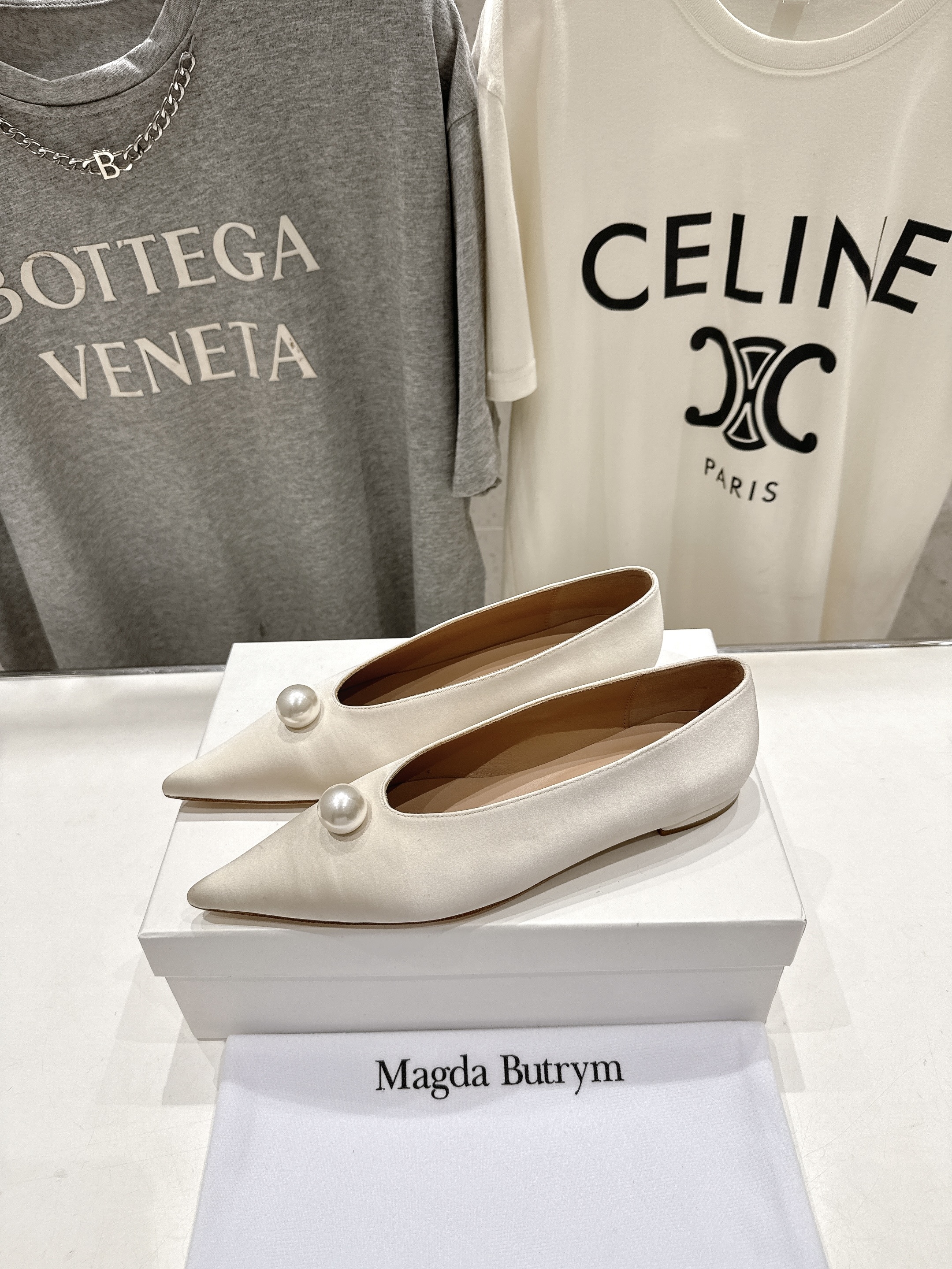 高版本出厂
 Magda Butrym新款尖头珍珠缎面芭蕾舞鞋平底单鞋 
简约优雅的轮廓，整体采用经典的