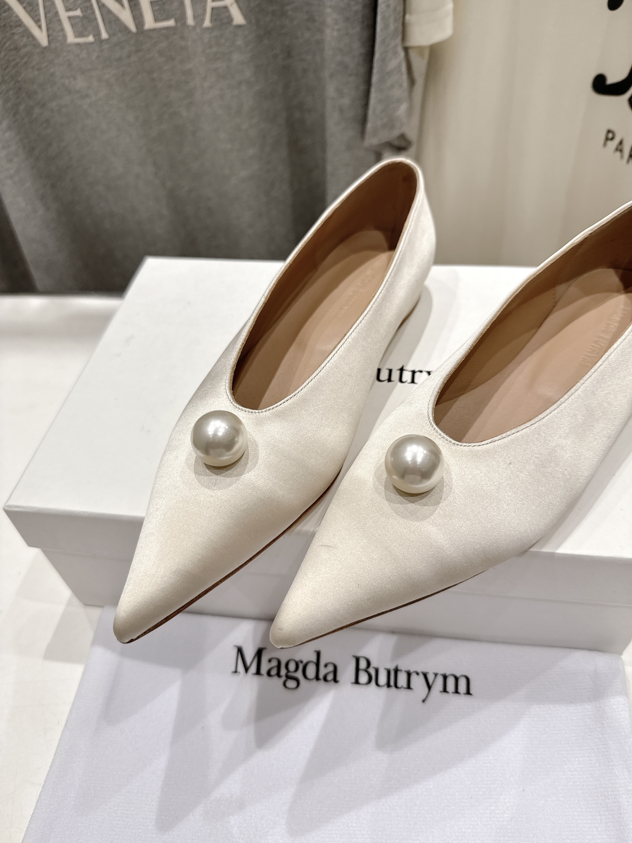 高版本出厂
 Magda Butrym新款尖头珍珠缎面芭蕾舞鞋平底单鞋 
简约优雅的轮廓，整体采用经典的