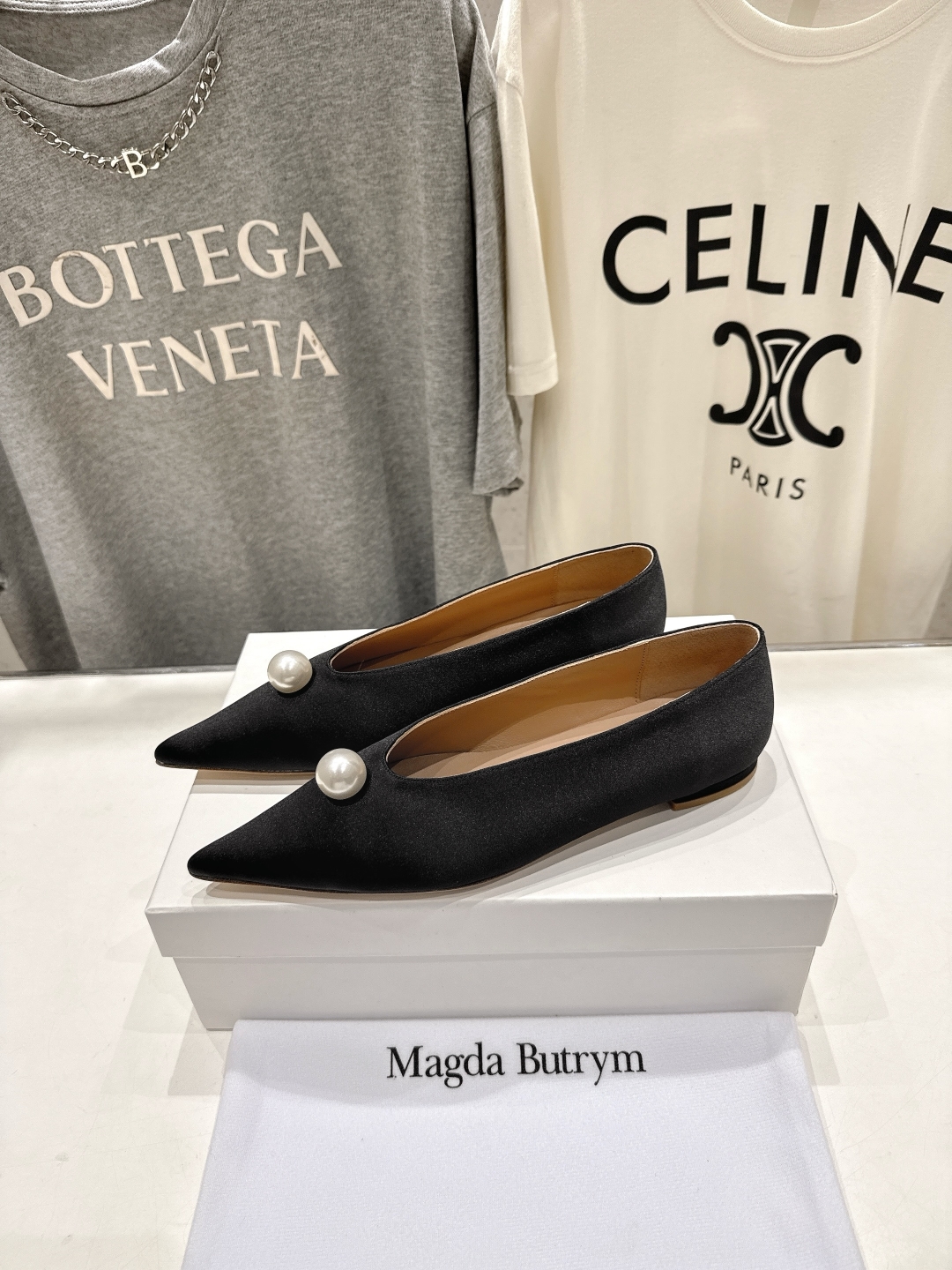 高版本出厂
 Magda Butrym新款尖头珍珠缎面芭蕾舞鞋平底单鞋 
简约优雅的轮廓，整体采用经典的