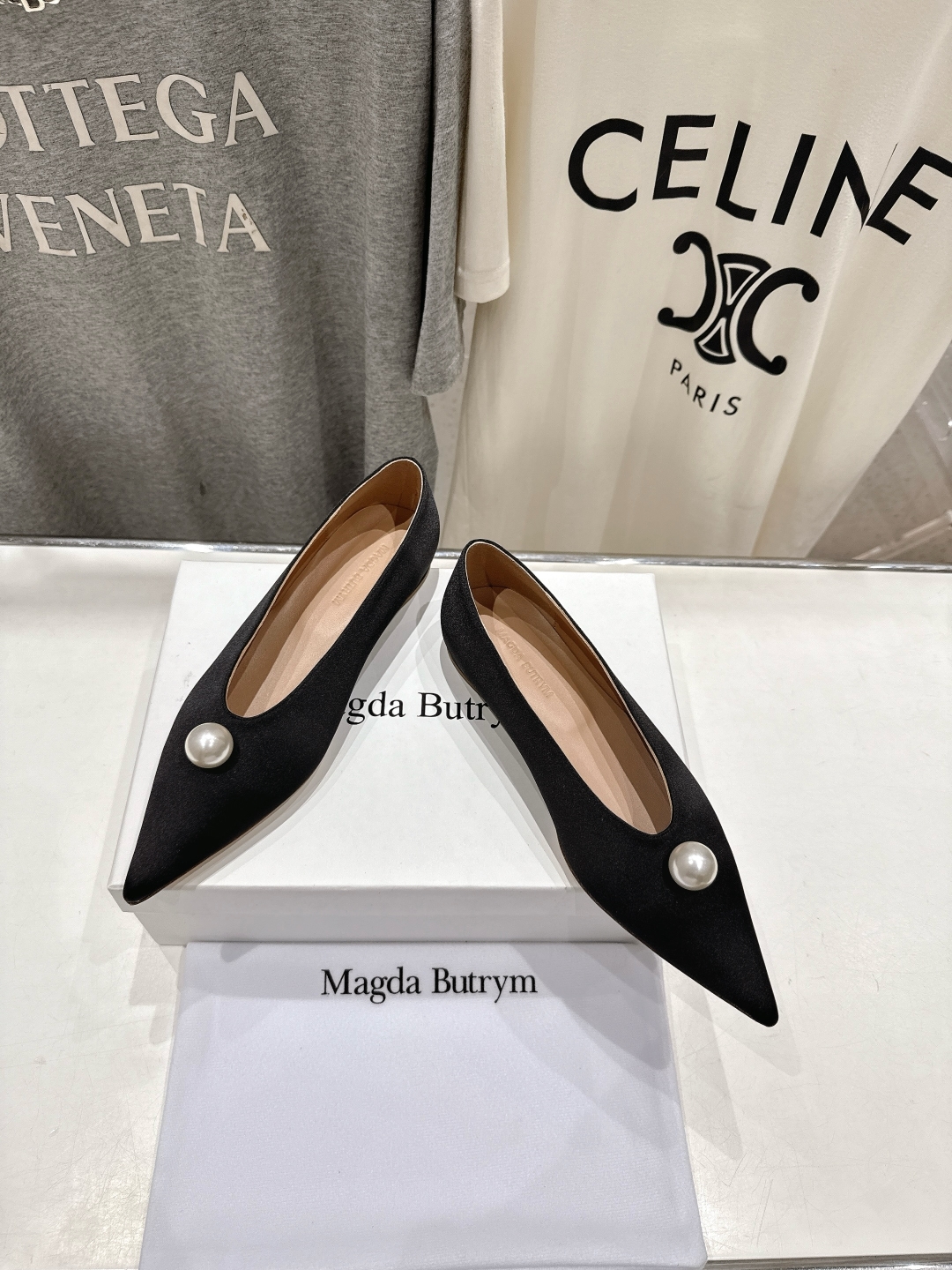 高版本出厂
 Magda Butrym新款尖头珍珠缎面芭蕾舞鞋平底单鞋 
简约优雅的轮廓，整体采用经典的