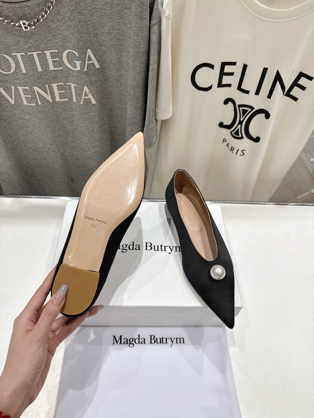 高版本出厂
 Magda Butrym新款尖头珍珠缎面芭蕾舞鞋平底单鞋 
简约优雅的轮廓，整体采用经典的