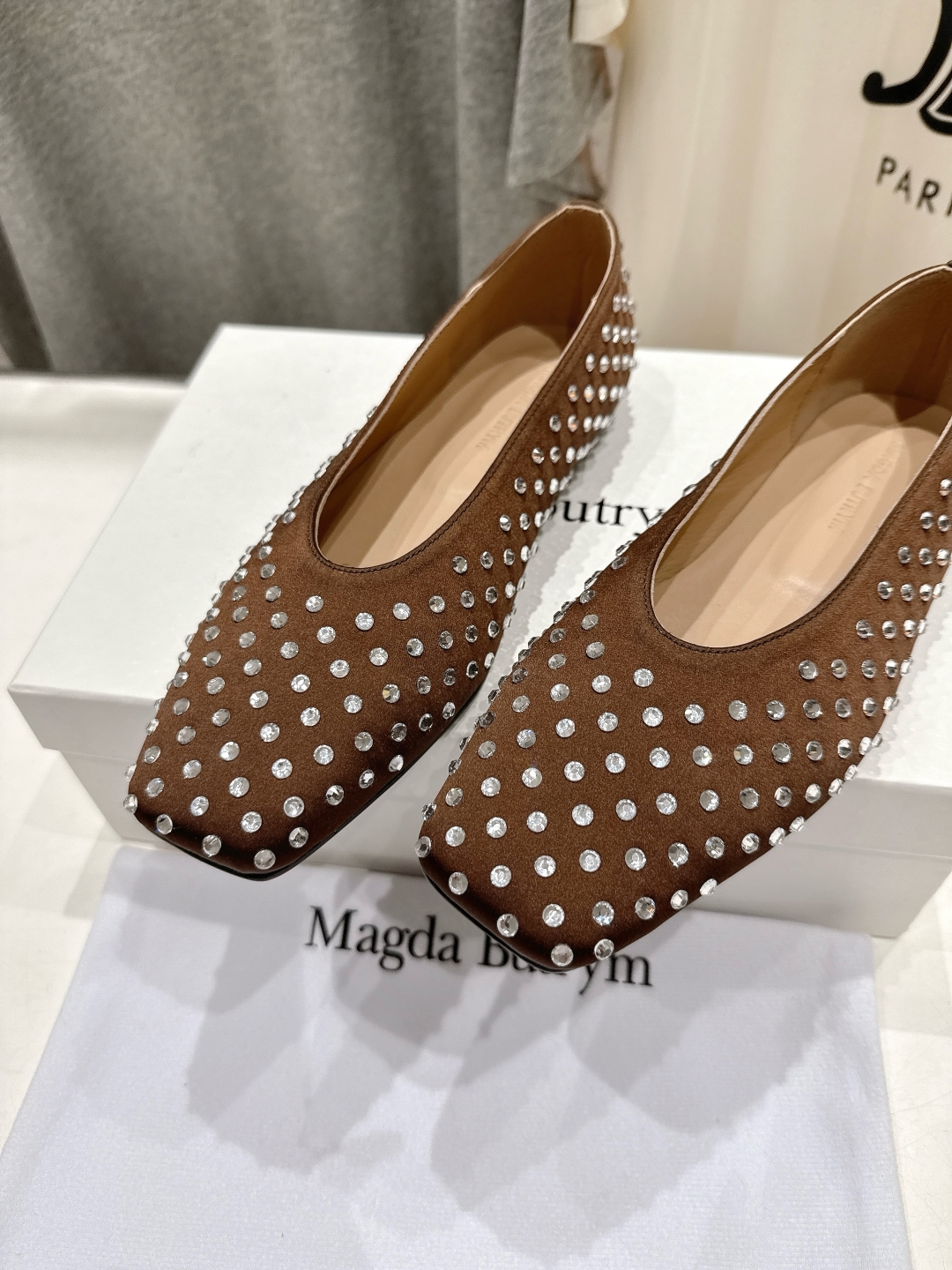 高版本出厂
 Magda Butrym2025ss新款镶钻方头平底玛丽珍单鞋
设计简单、细节巧妙、清新脱