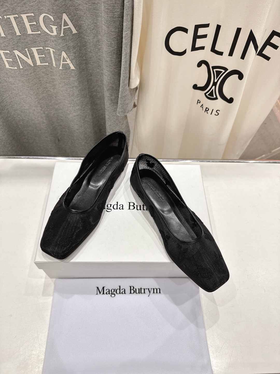 高版本出厂
 Magda Butrym新款网面玫瑰刺绣芭蕾舞鞋网纱平底单鞋 
网纱材质透气性好，适合春夏
