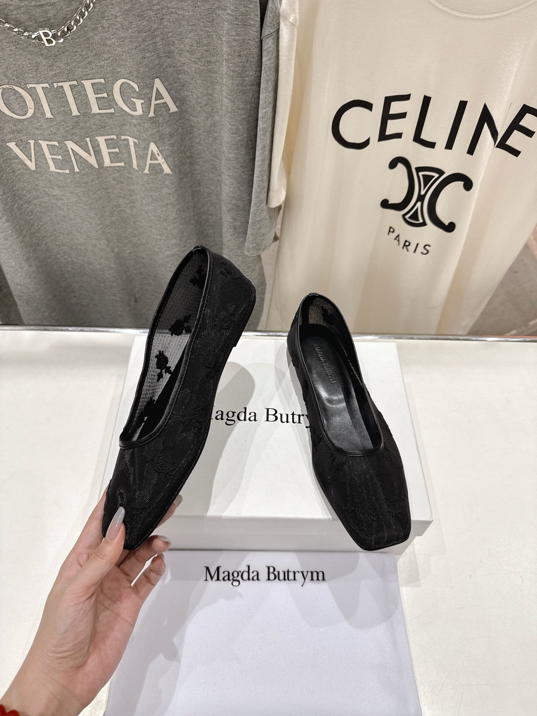 高版本出厂
 Magda Butrym新款网面玫瑰刺绣芭蕾舞鞋网纱平底单鞋 
网纱材质透气性好，适合春夏