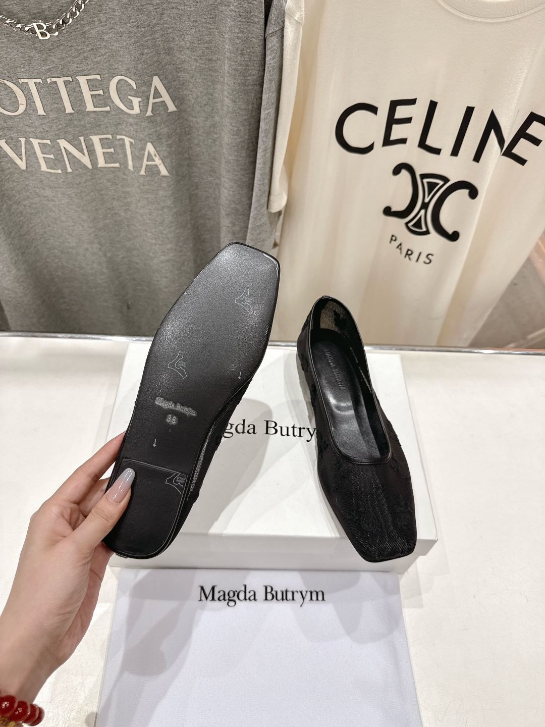 高版本出厂
 Magda Butrym新款网面玫瑰刺绣芭蕾舞鞋网纱平底单鞋 
网纱材质透气性好，适合春夏
