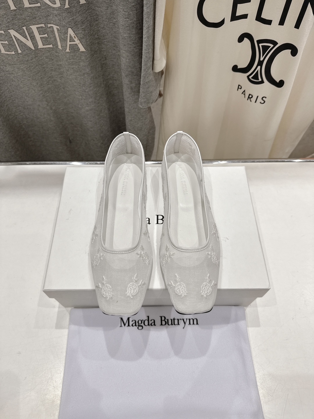 高版本出厂
 Magda Butrym新款网面玫瑰刺绣芭蕾舞鞋网纱平底单鞋 
网纱材质透气性好，适合春夏