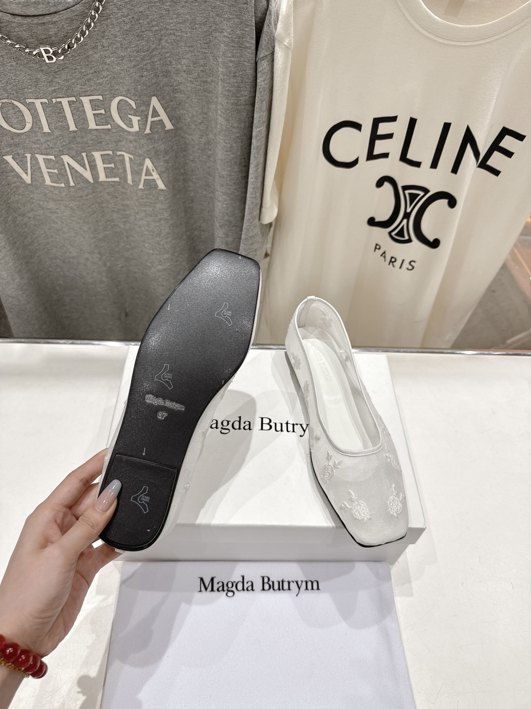 高版本出厂
 Magda Butrym新款网面玫瑰刺绣芭蕾舞鞋网纱平底单鞋 
网纱材质透气性好，适合春夏
