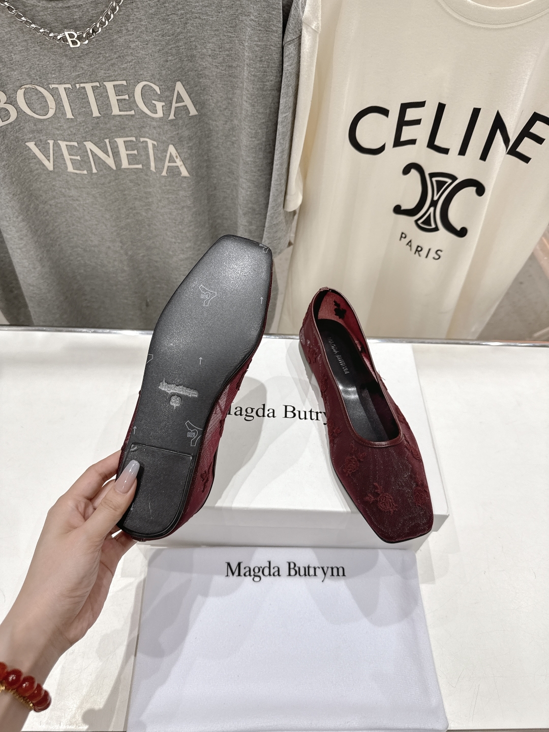 高版本出厂
 Magda Butrym新款网面玫瑰刺绣芭蕾舞鞋网纱平底单鞋 
网纱材质透气性好，适合春夏