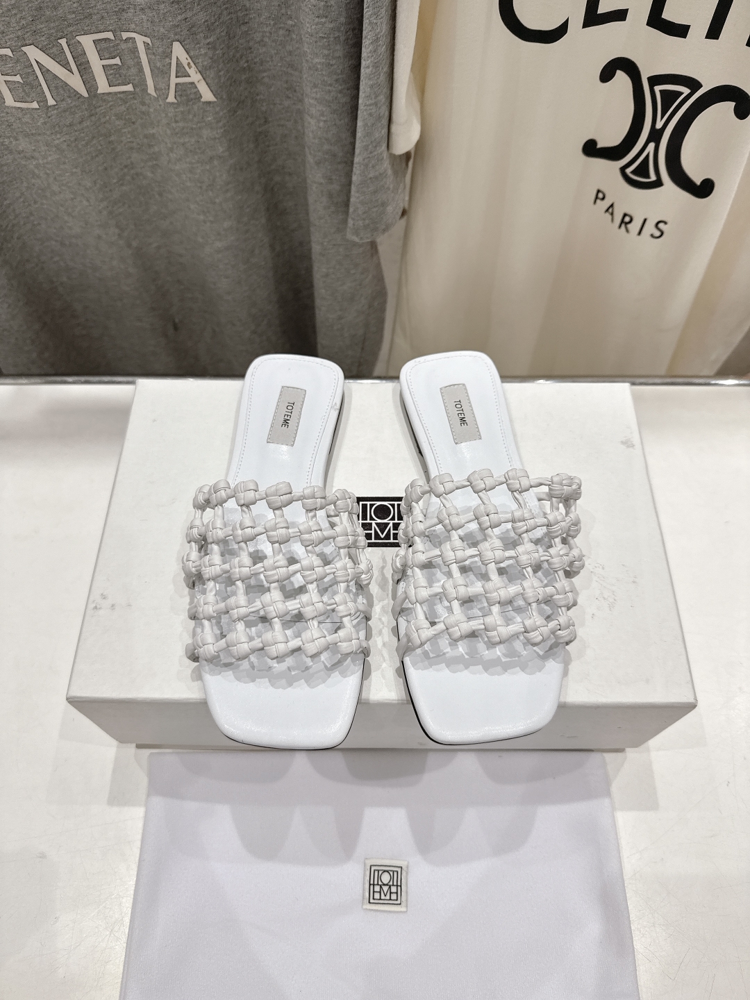 高版本出厂
 小众潮物❤️Toteme 2025ss新款平底拖鞋！正品购入打版开发.#.版型绝美～
不挑