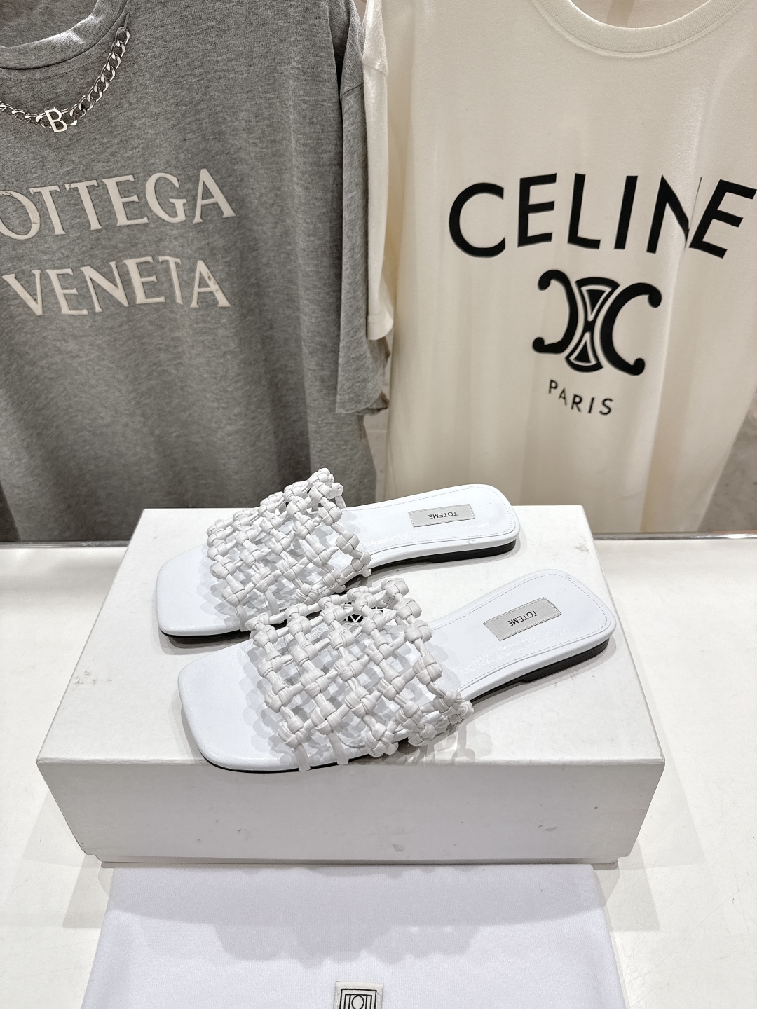 高版本出厂
 小众潮物❤️Toteme 2025ss新款平底拖鞋！正品购入打版开发.#.版型绝美～
不挑