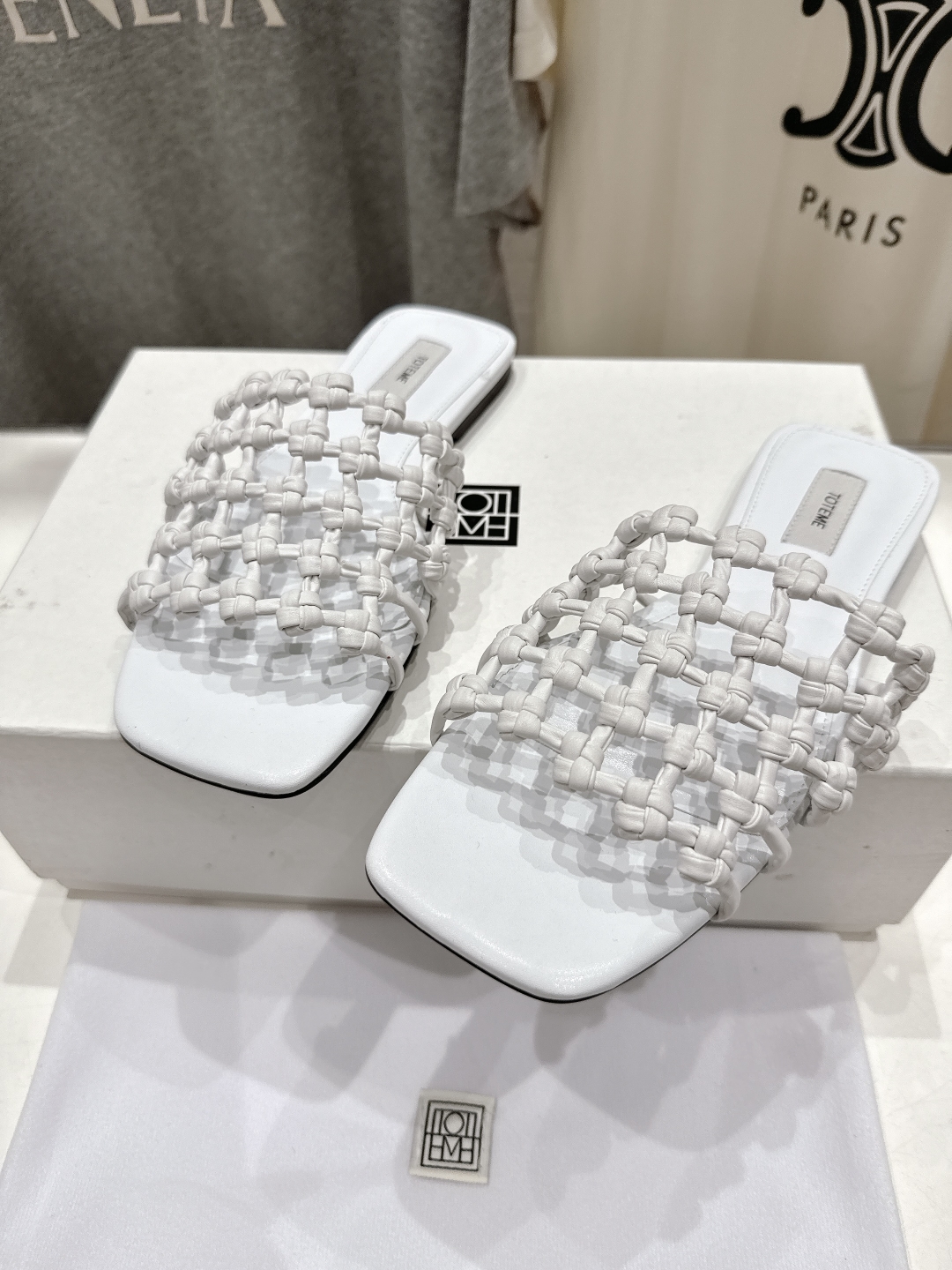 高版本出厂
 小众潮物❤️Toteme 2025ss新款平底拖鞋！正品购入打版开发.#.版型绝美～
不挑
