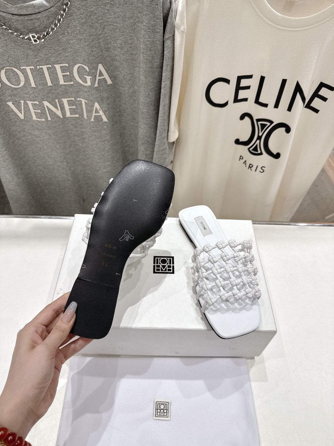 高版本出厂
 小众潮物❤️Toteme 2025ss新款平底拖鞋！正品购入打版开发.#.版型绝美～
不挑