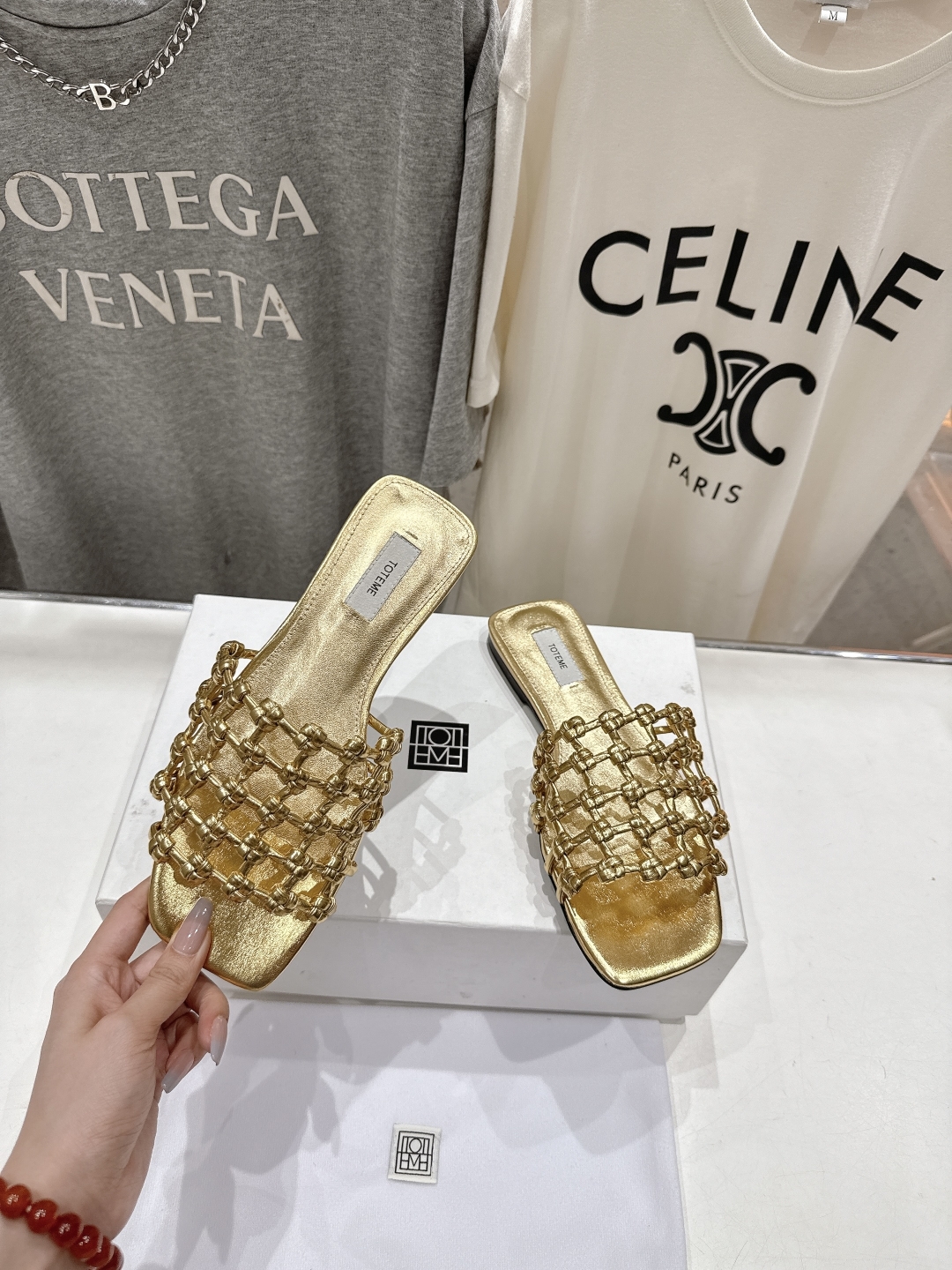 高版本出厂
 小众潮物❤️Toteme 2025ss新款平底拖鞋！正品购入打版开发.#.版型绝美～
不挑