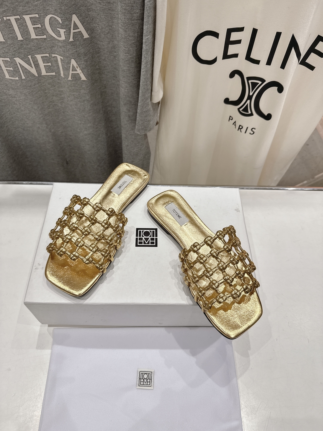 高版本出厂
 小众潮物❤️Toteme 2025ss新款平底拖鞋！正品购入打版开发.#.版型绝美～
不挑