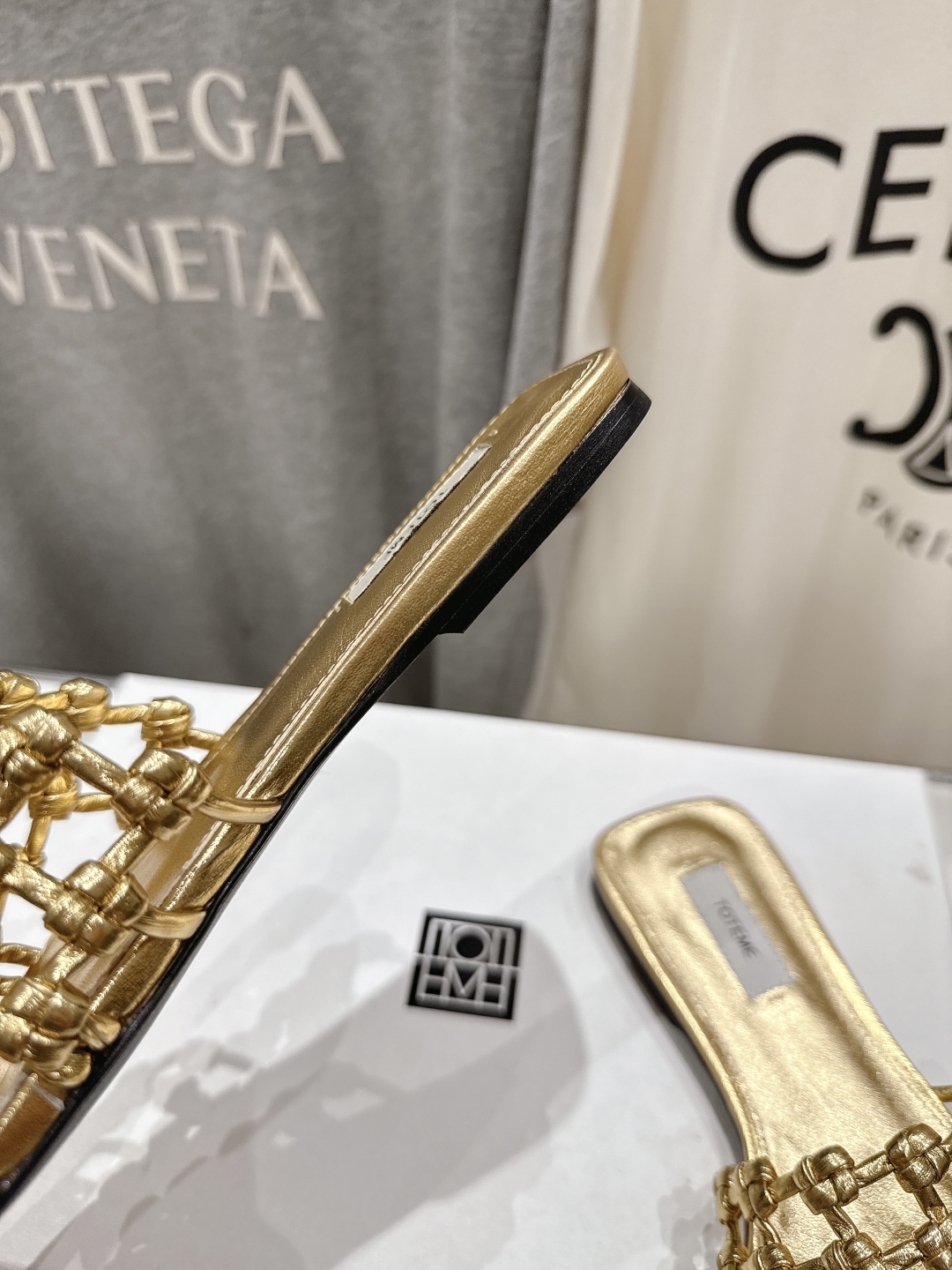 高版本出厂
 小众潮物❤️Toteme 2025ss新款平底拖鞋！正品购入打版开发.#.版型绝美～
不挑