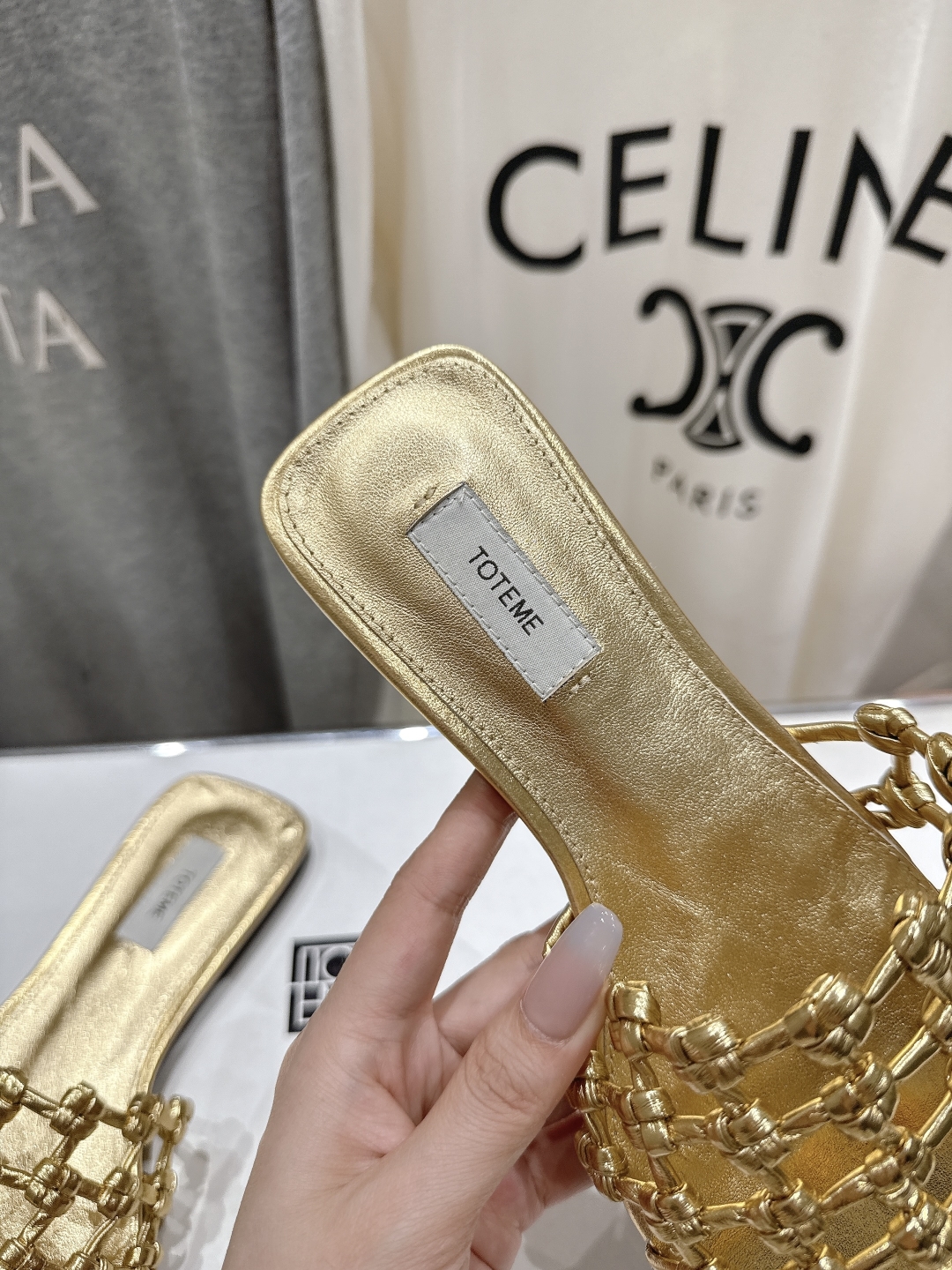 高版本出厂
 小众潮物❤️Toteme 2025ss新款平底拖鞋！正品购入打版开发.#.版型绝美～
不挑