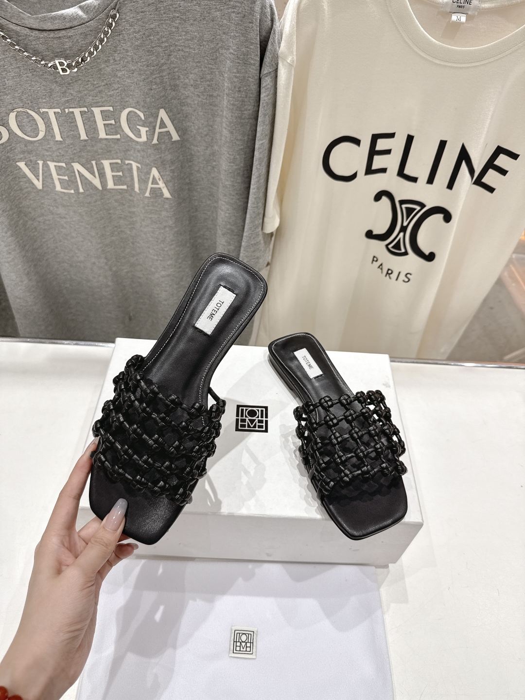 高版本出厂
 小众潮物❤️Toteme 2025ss新款平底拖鞋！正品购入打版开发.#.版型绝美～
不挑
