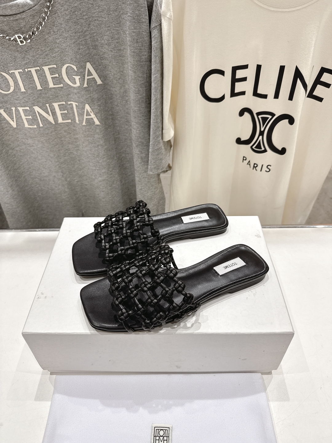高版本出厂
 小众潮物❤️Toteme 2025ss新款平底拖鞋！正品购入打版开发.#.版型绝美～
不挑