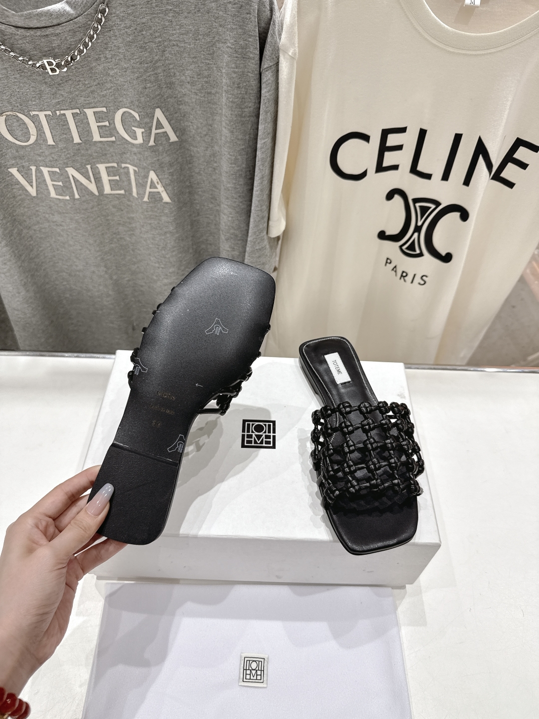 高版本出厂
 小众潮物❤️Toteme 2025ss新款平底拖鞋！正品购入打版开发.#.版型绝美～
不挑