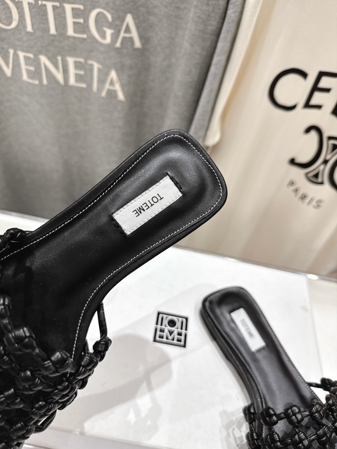 高版本出厂
 小众潮物❤️Toteme 2025ss新款平底拖鞋！正品购入打版开发.#.版型绝美～
不挑