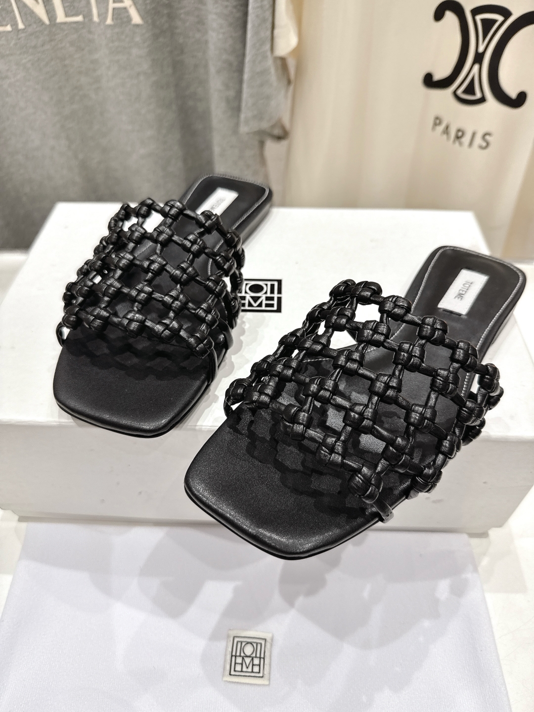 高版本出厂
 小众潮物❤️Toteme 2025ss新款平底拖鞋！正品购入打版开发.#.版型绝美～
不挑