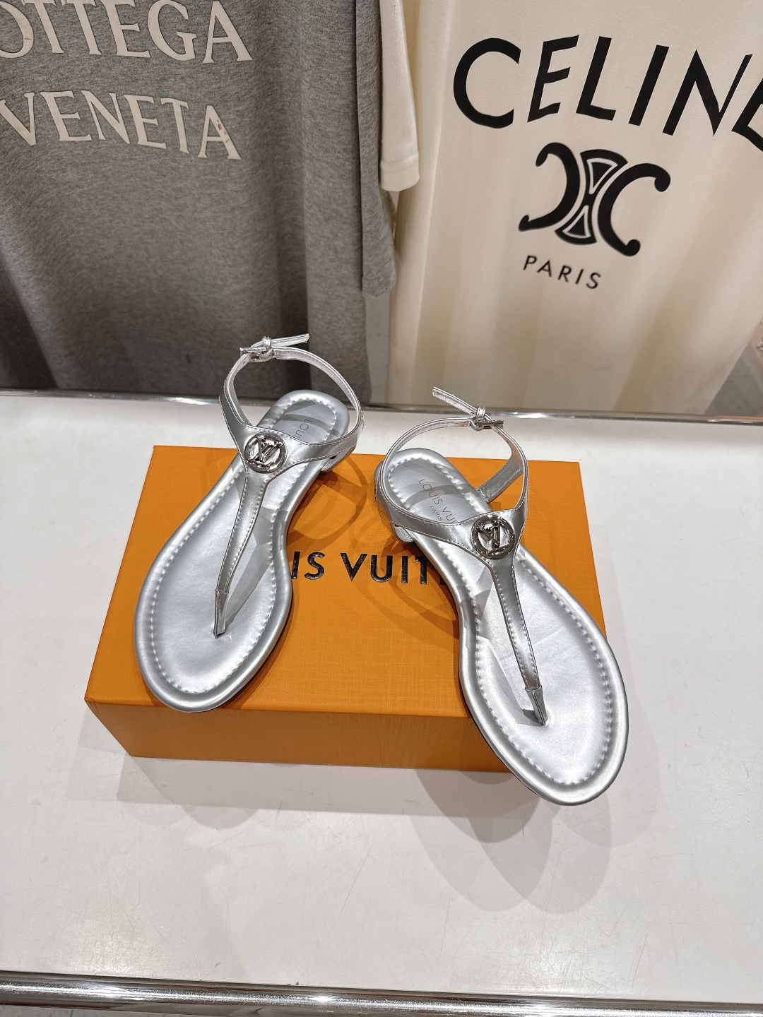 高版本出厂
  Louis Vuitton ss25 new arrival LV驴牌夏季新款平底夹脚凉