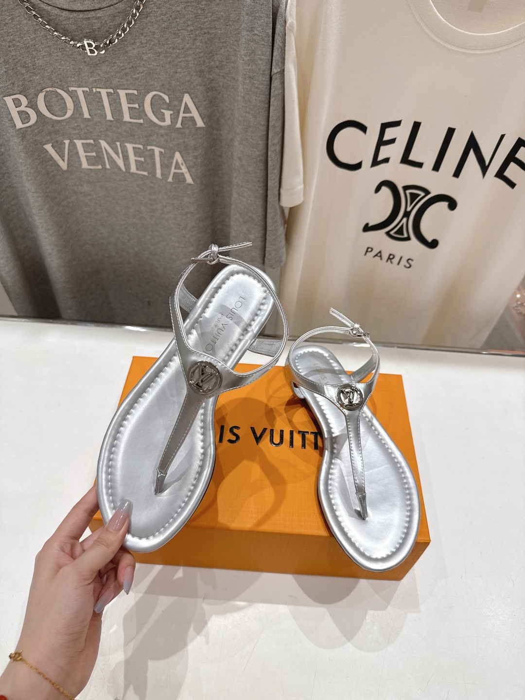 高版本出厂
  Louis Vuitton ss25 new arrival LV驴牌夏季新款平底夹脚凉