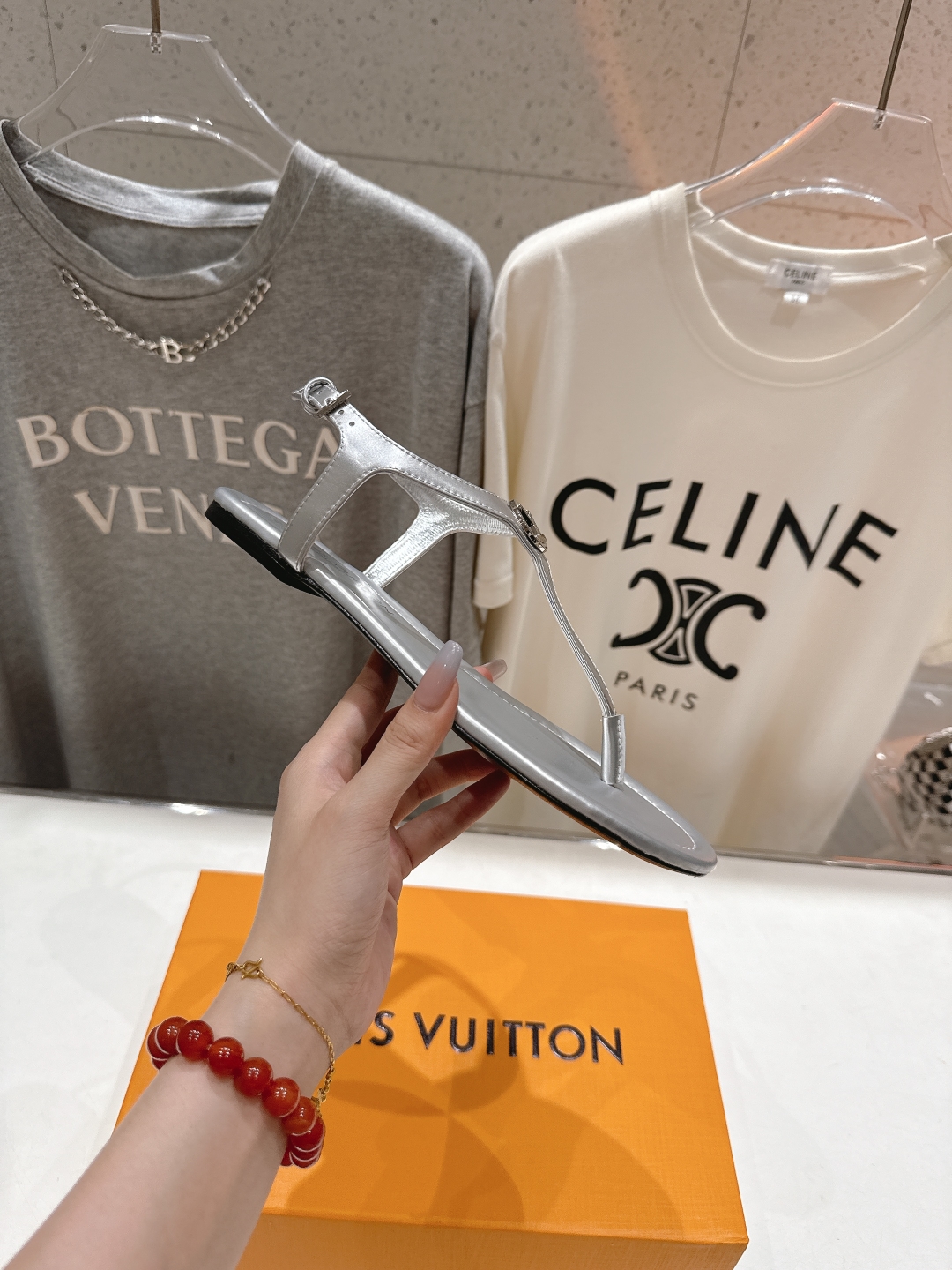 高版本出厂
  Louis Vuitton ss25 new arrival LV驴牌夏季新款平底夹脚凉
