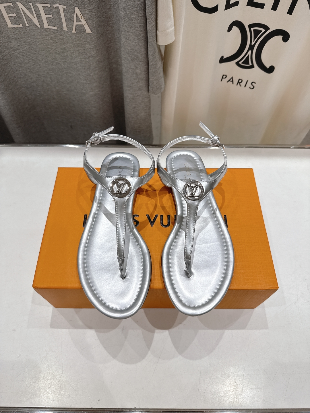 高版本出厂
  Louis Vuitton ss25 new arrival LV驴牌夏季新款平底夹脚凉