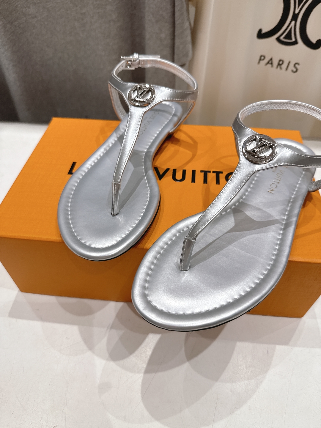 高版本出厂
  Louis Vuitton ss25 new arrival LV驴牌夏季新款平底夹脚凉