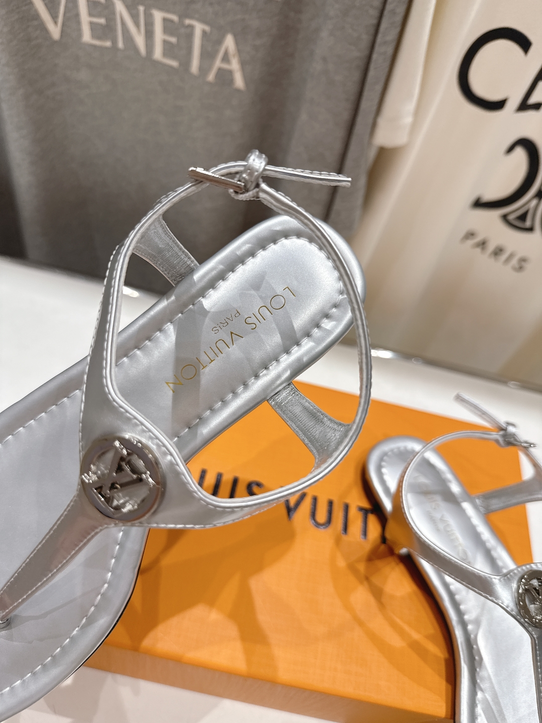 高版本出厂
  Louis Vuitton ss25 new arrival LV驴牌夏季新款平底夹脚凉