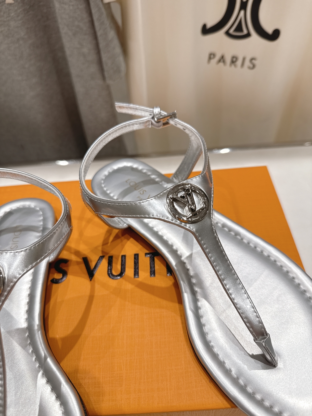 高版本出厂
  Louis Vuitton ss25 new arrival LV驴牌夏季新款平底夹脚凉