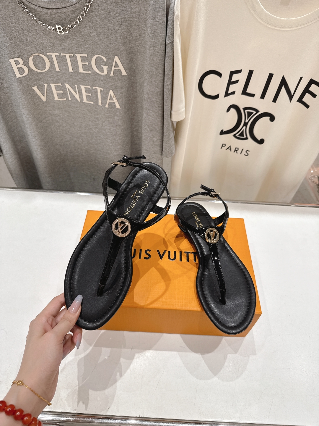 高版本出厂
  Louis Vuitton ss25 new arrival LV驴牌夏季新款平底夹脚凉