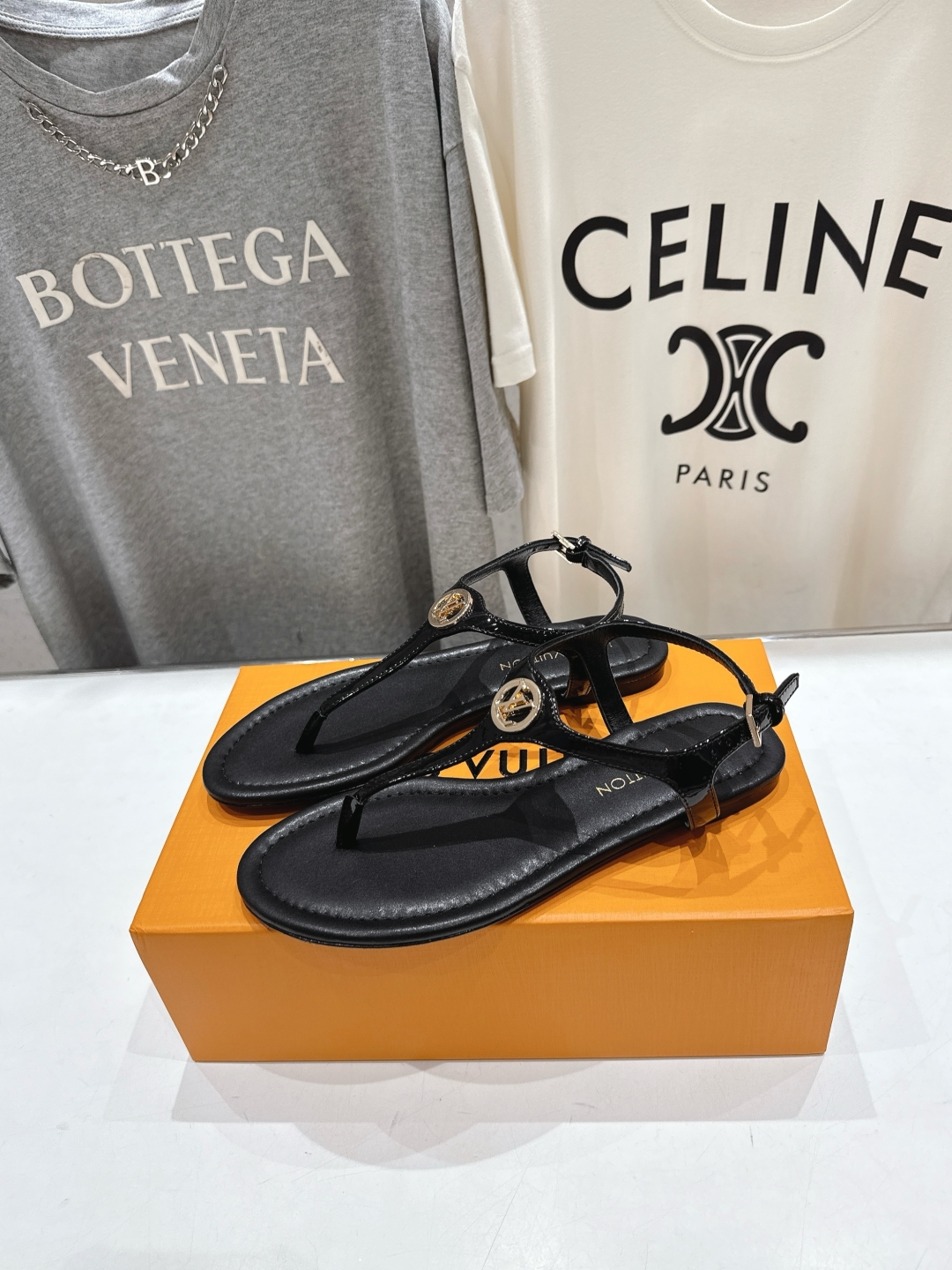 高版本出厂
  Louis Vuitton ss25 new arrival LV驴牌夏季新款平底夹脚凉