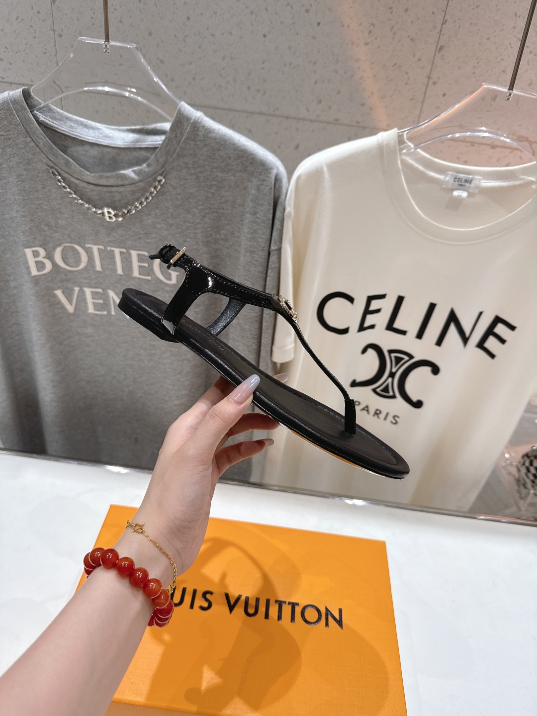 高版本出厂
  Louis Vuitton ss25 new arrival LV驴牌夏季新款平底夹脚凉