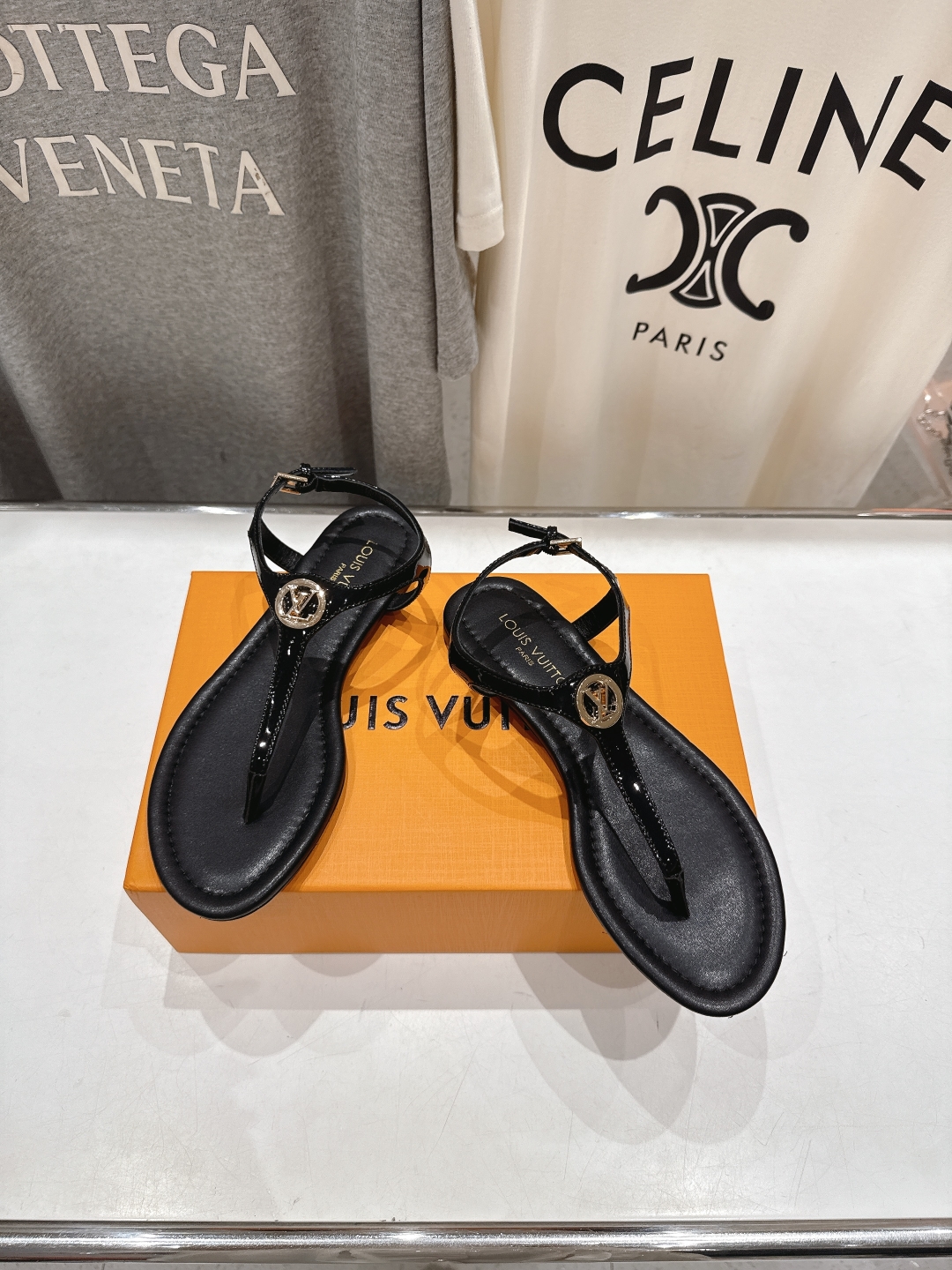 高版本出厂
  Louis Vuitton ss25 new arrival LV驴牌夏季新款平底夹脚凉
