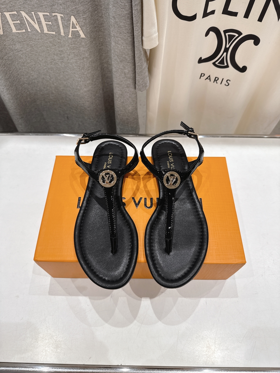 高版本出厂
  Louis Vuitton ss25 new arrival LV驴牌夏季新款平底夹脚凉