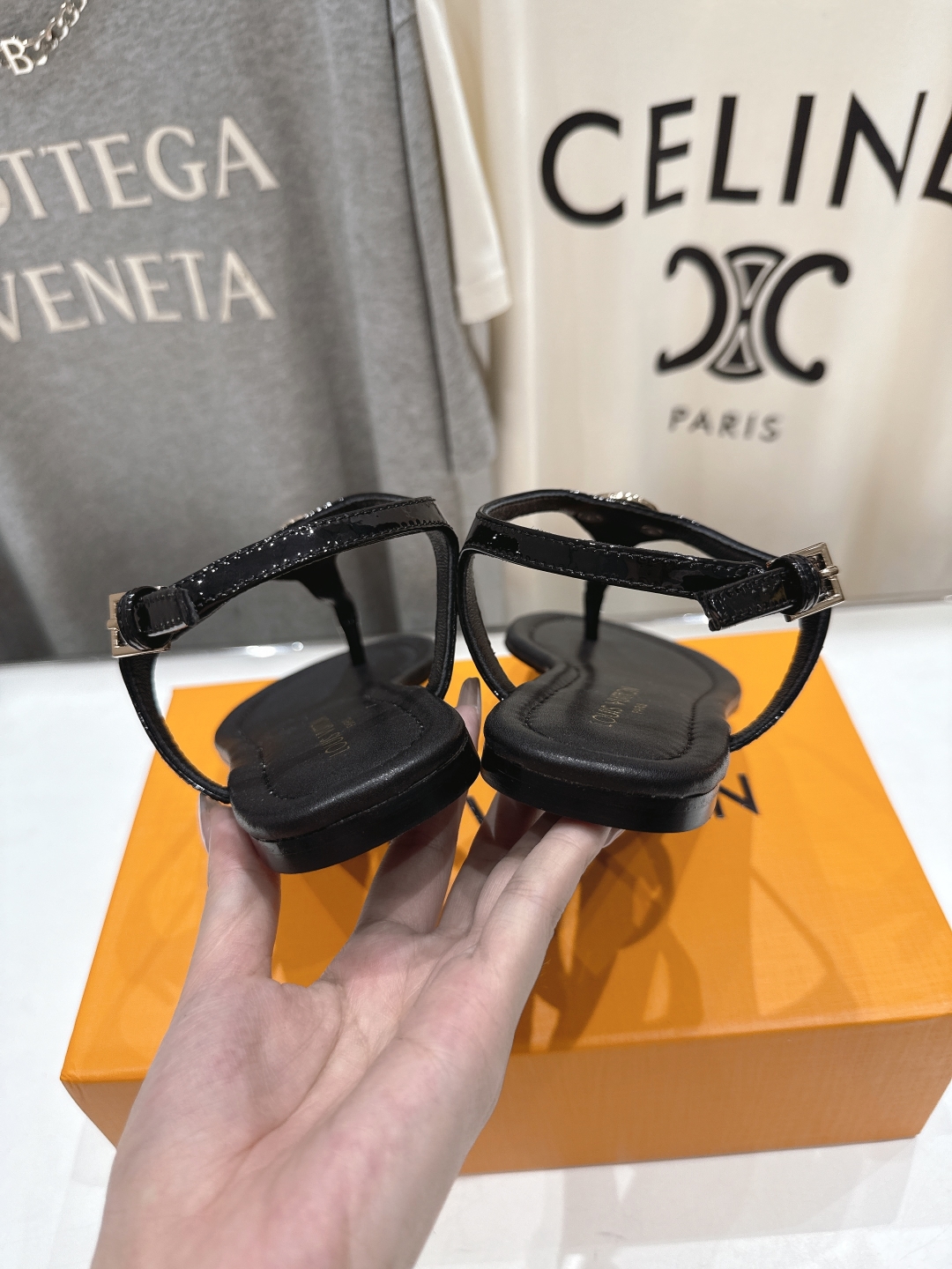 高版本出厂
  Louis Vuitton ss25 new arrival LV驴牌夏季新款平底夹脚凉
