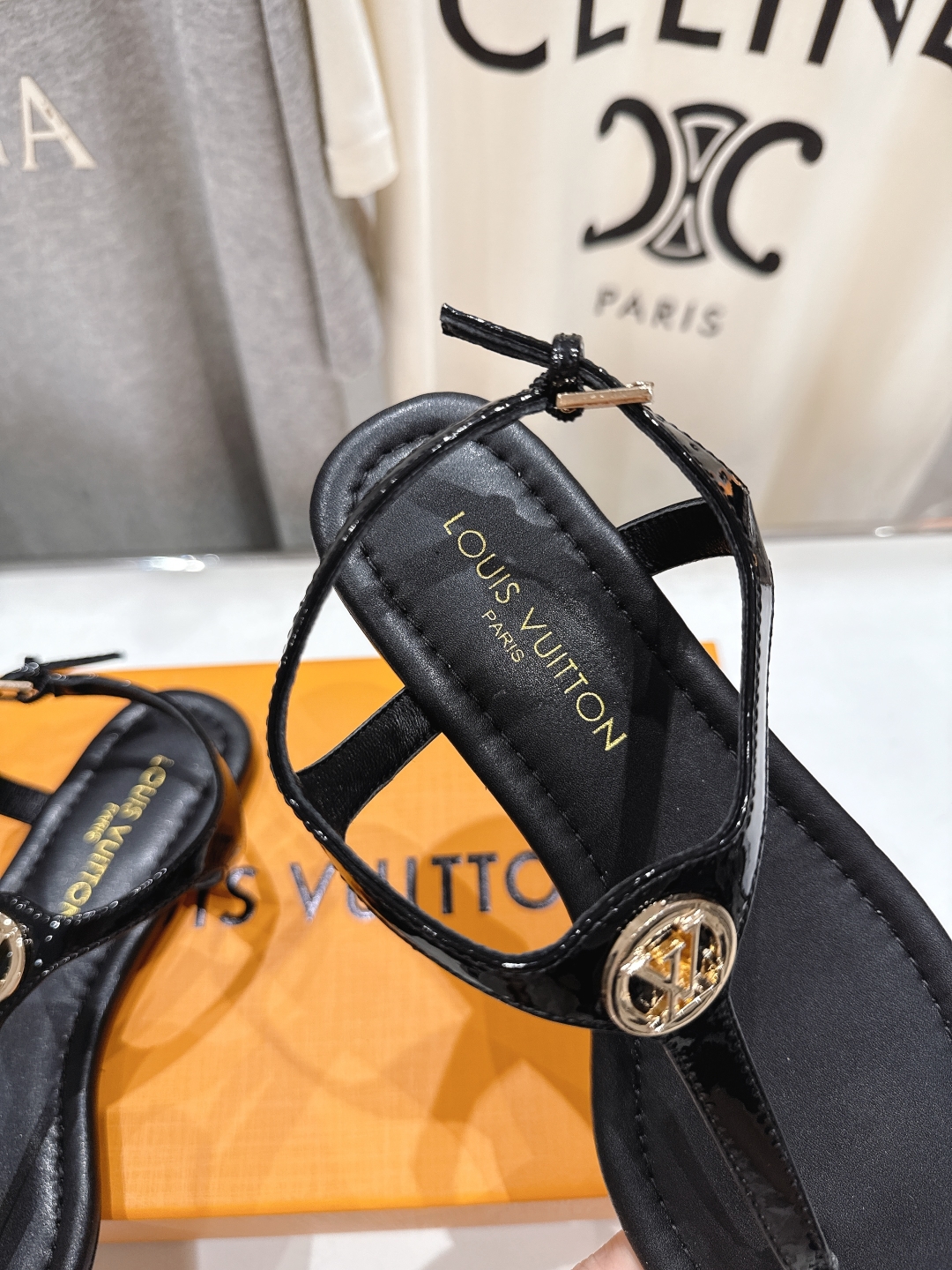 高版本出厂
  Louis Vuitton ss25 new arrival LV驴牌夏季新款平底夹脚凉