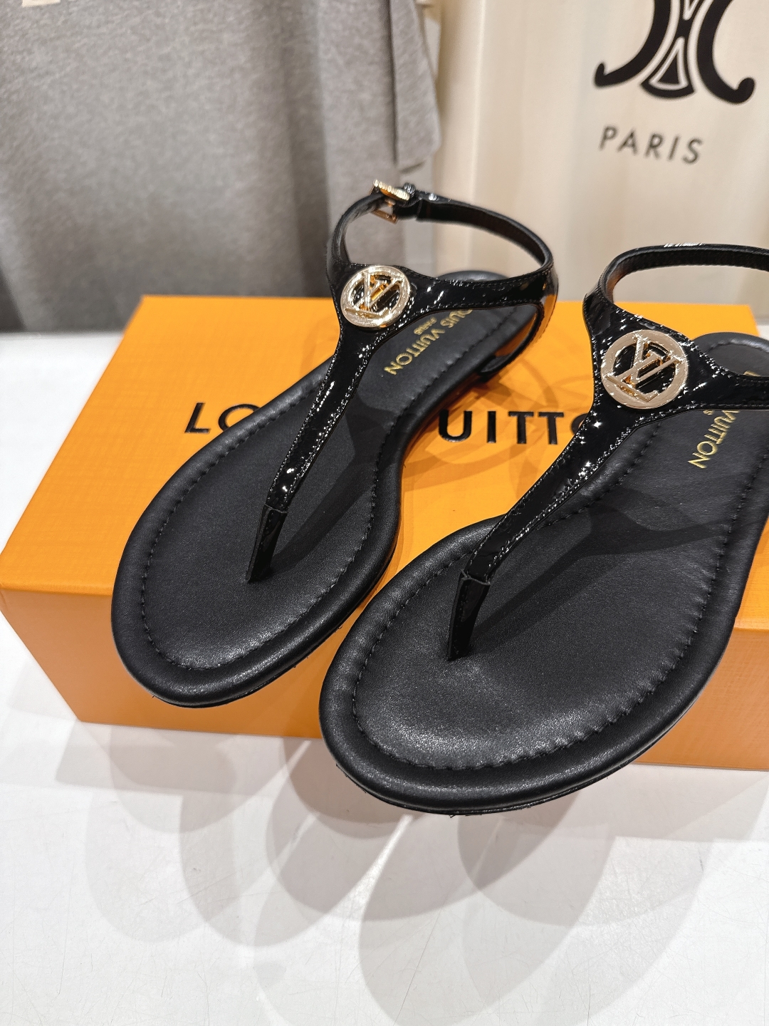 高版本出厂
  Louis Vuitton ss25 new arrival LV驴牌夏季新款平底夹脚凉