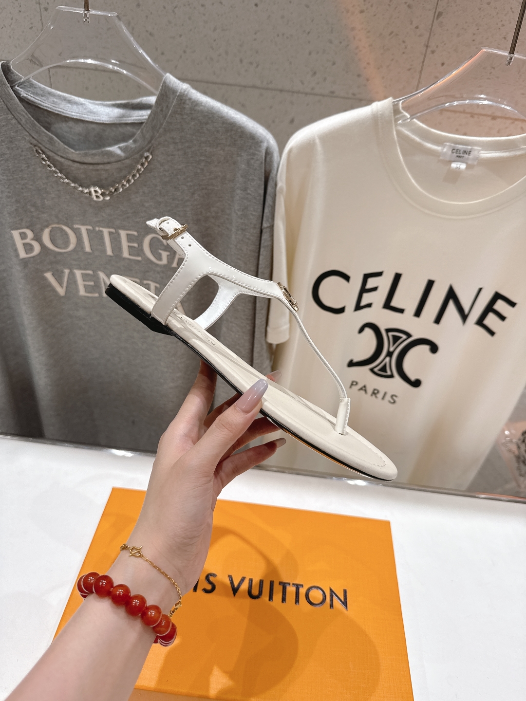 高版本出厂
  Louis Vuitton ss25 new arrival LV驴牌夏季新款平底夹脚凉