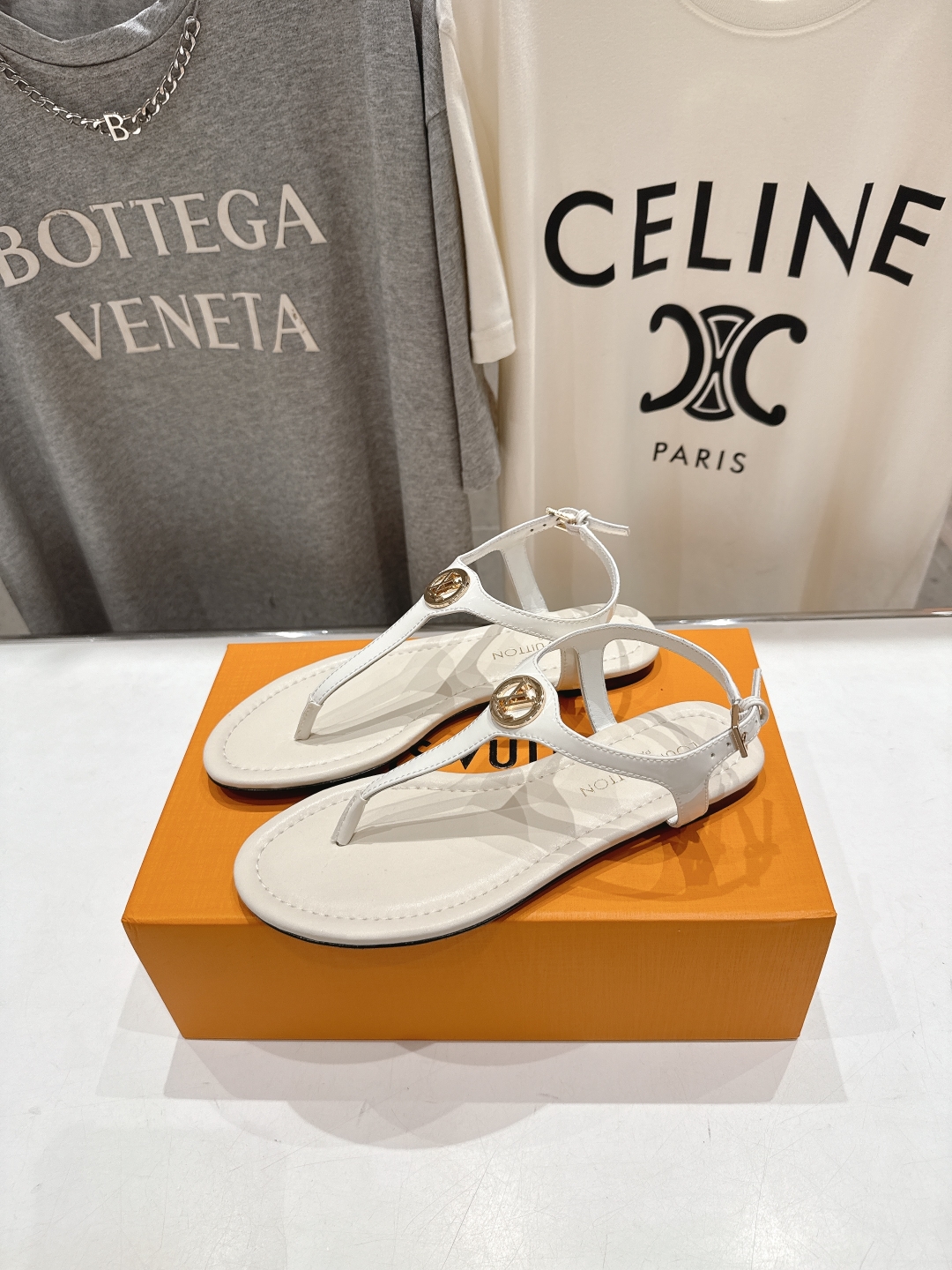 高版本出厂
  Louis Vuitton ss25 new arrival LV驴牌夏季新款平底夹脚凉