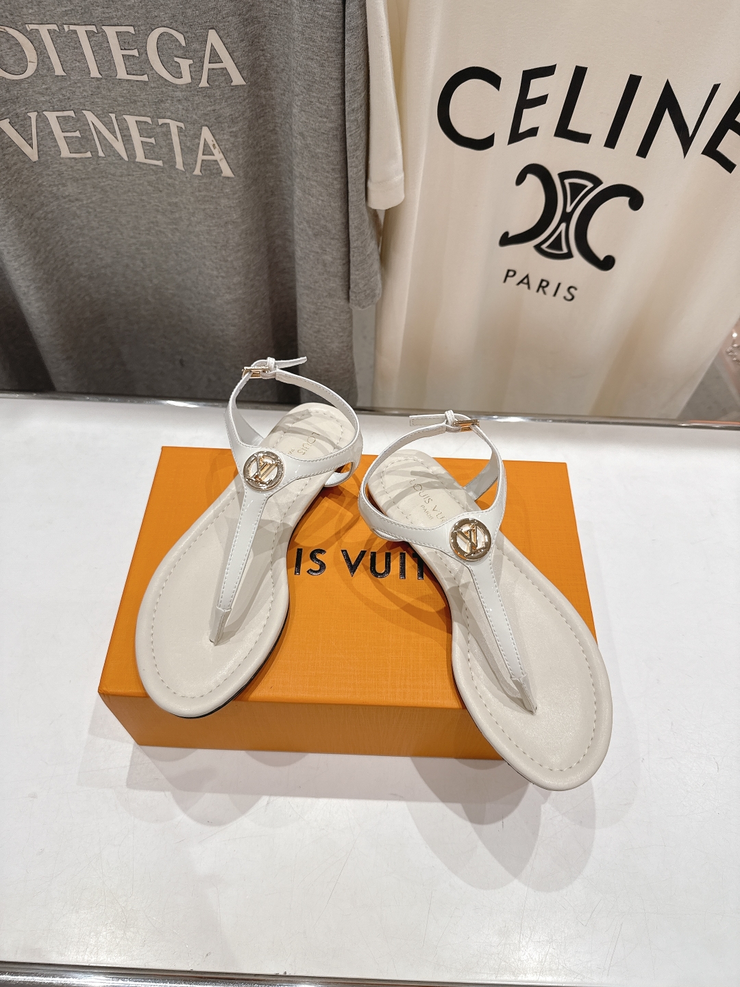 高版本出厂
  Louis Vuitton ss25 new arrival LV驴牌夏季新款平底夹脚凉
