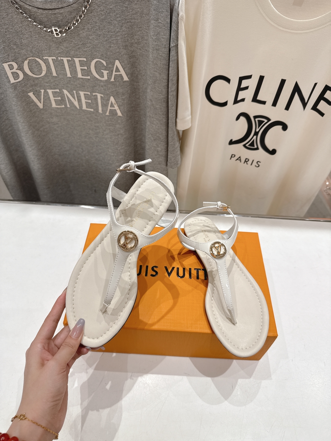 高版本出厂
  Louis Vuitton ss25 new arrival LV驴牌夏季新款平底夹脚凉