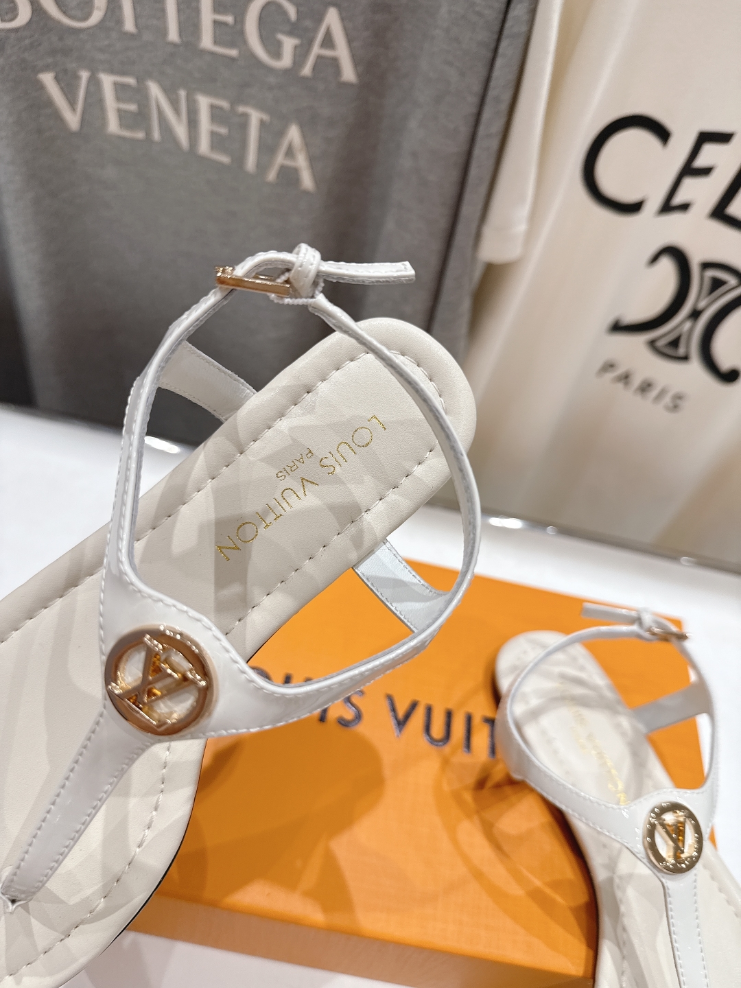 高版本出厂
  Louis Vuitton ss25 new arrival LV驴牌夏季新款平底夹脚凉