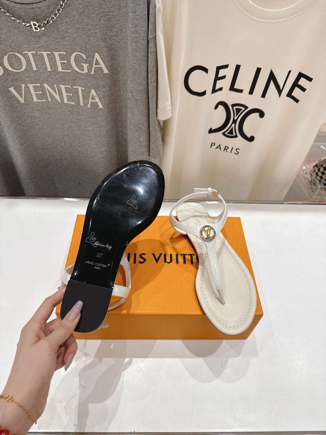 高版本出厂
  Louis Vuitton ss25 new arrival LV驴牌夏季新款平底夹脚凉