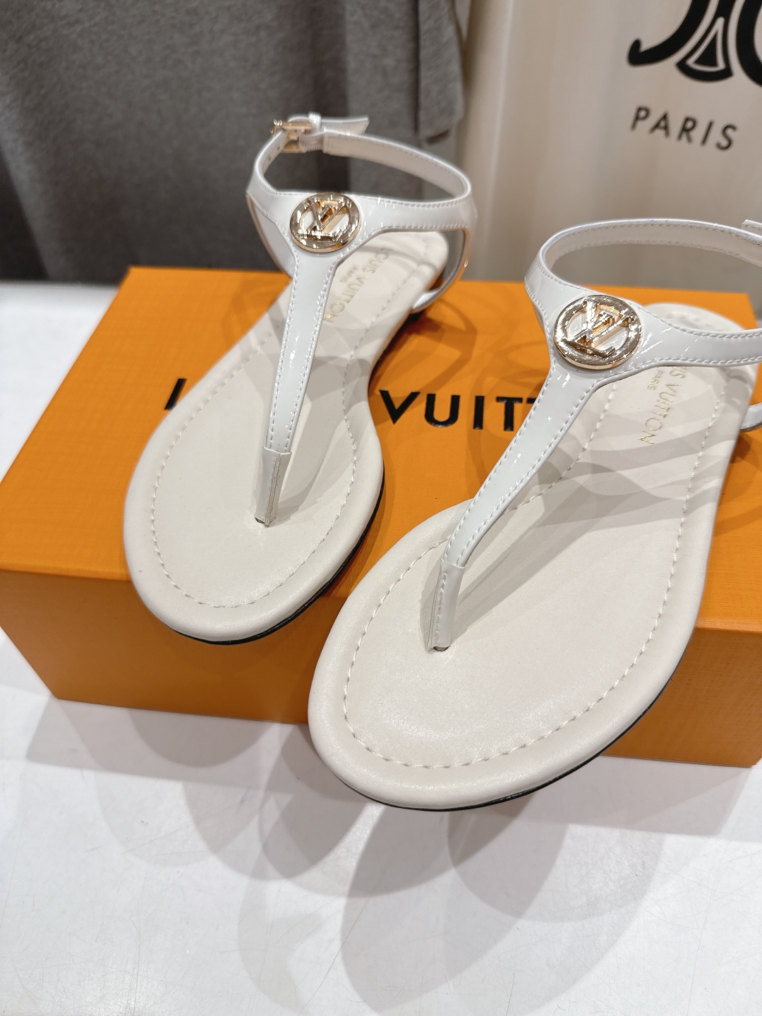 高版本出厂
  Louis Vuitton ss25 new arrival LV驴牌夏季新款平底夹脚凉