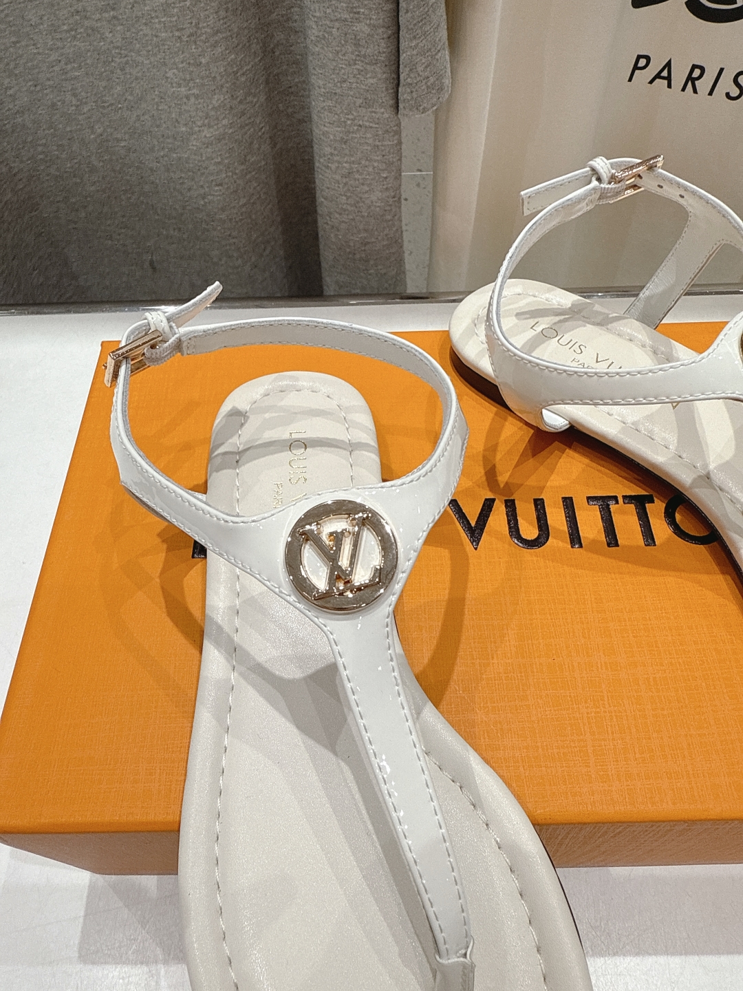 高版本出厂
  Louis Vuitton ss25 new arrival LV驴牌夏季新款平底夹脚凉