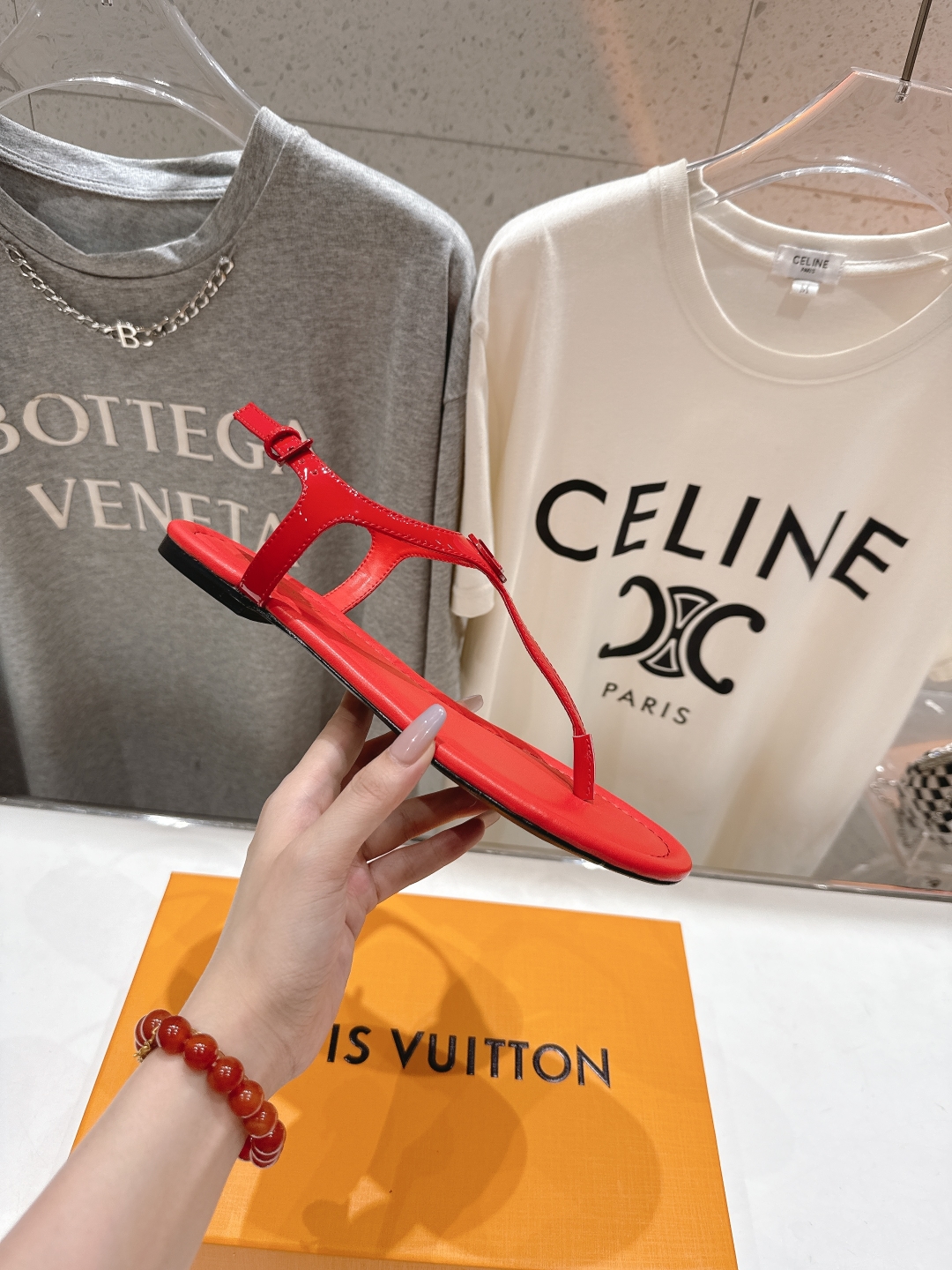 高版本出厂
  Louis Vuitton ss25 new arrival LV驴牌夏季新款平底夹脚凉